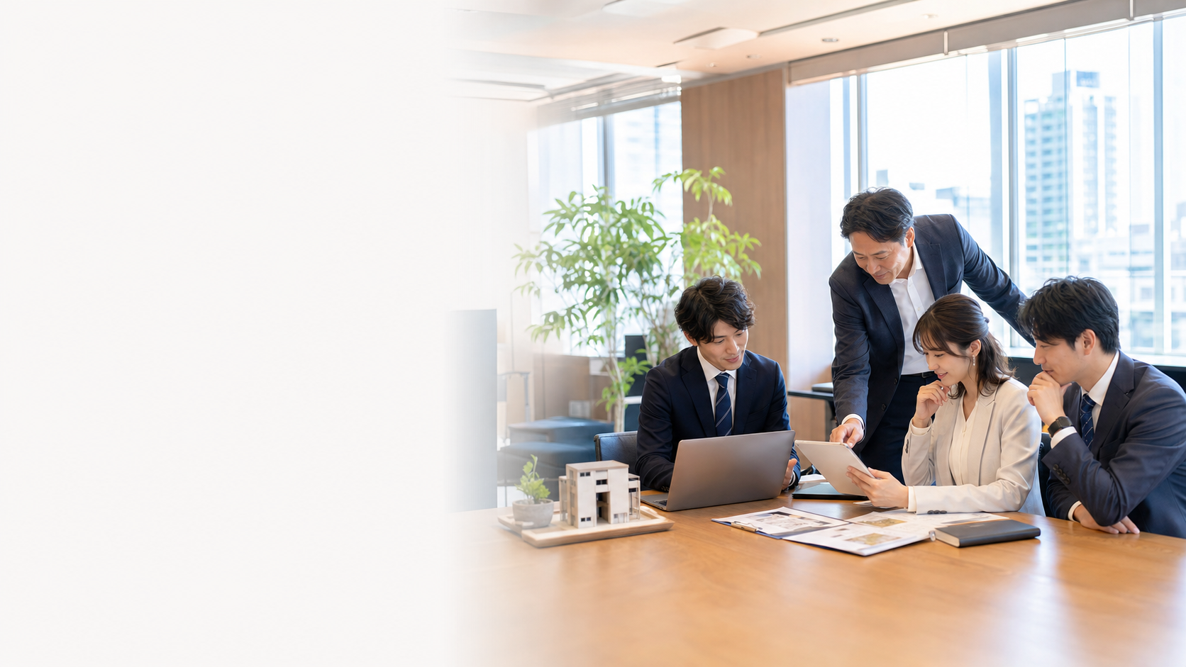 不動産会社のオフィスでAI活用について相談する担当者